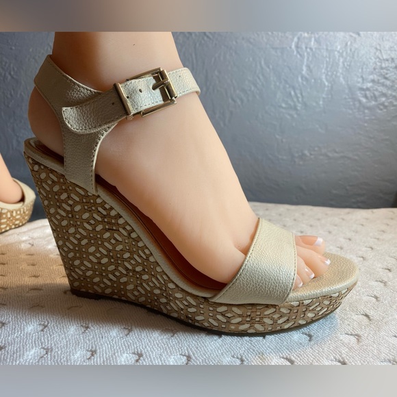 JESSICA SIMPSON Cork Laser Cut Out Wedge with Ankle Strap - Picture 1 of 16